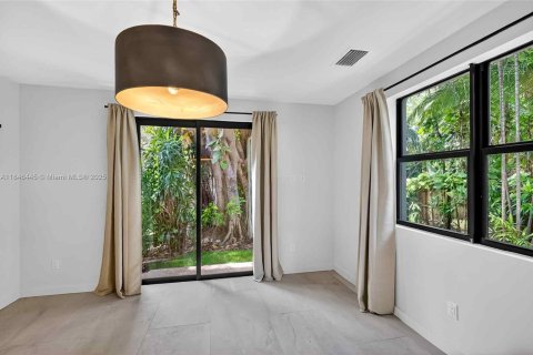 House in Miami, Florida 4 bedrooms, 250.28 sq.m. № 1880283 - photo 12