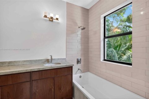 House in Miami, Florida 4 bedrooms, 250.28 sq.m. № 1880283 - photo 18