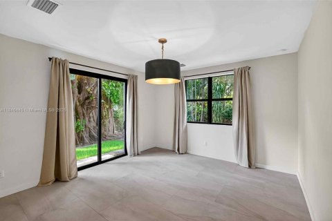 House in Miami, Florida 4 bedrooms, 250.28 sq.m. № 1880283 - photo 11