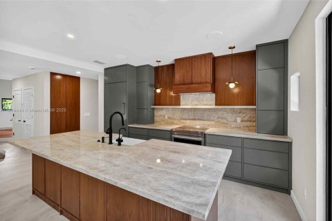 House in Miami, Florida 4 bedrooms, 250.28 sq.m. № 1880283 - photo 4