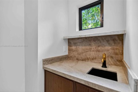 House in Miami, Florida 4 bedrooms, 250.28 sq.m. № 1880283 - photo 13