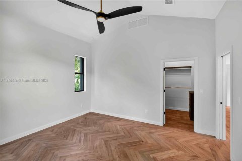 House in Miami, Florida 4 bedrooms, 250.28 sq.m. № 1880283 - photo 29