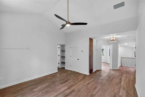 House in Miami, Florida 4 bedrooms, 250.28 sq.m. № 1880283 - photo 16
