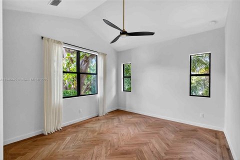 House in Miami, Florida 4 bedrooms, 250.28 sq.m. № 1880283 - photo 28