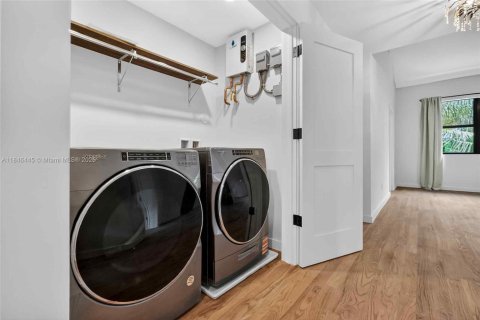 House in Miami, Florida 4 bedrooms, 250.28 sq.m. № 1880283 - photo 24