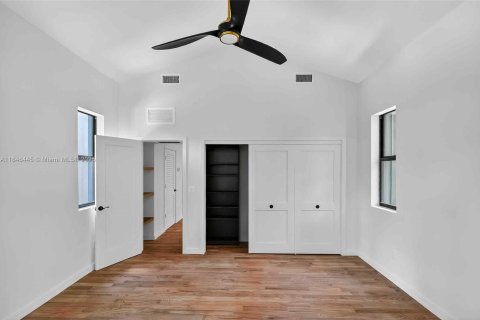 House in Miami, Florida 4 bedrooms, 250.28 sq.m. № 1880283 - photo 21