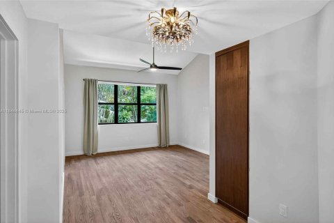 House in Miami, Florida 4 bedrooms, 250.28 sq.m. № 1880283 - photo 14