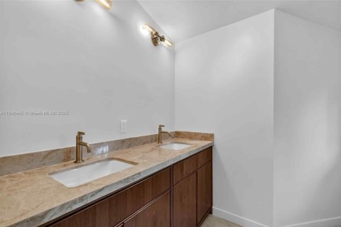 House in Miami, Florida 4 bedrooms, 250.28 sq.m. № 1880283 - photo 26