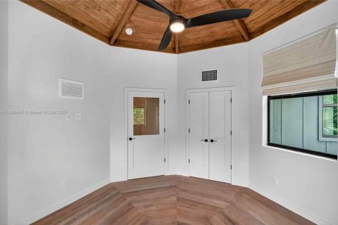 House in Miami, Florida 4 bedrooms, 250.28 sq.m. № 1880283 - photo 23