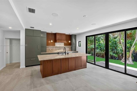 House in Miami, Florida 4 bedrooms, 250.28 sq.m. № 1880283 - photo 2