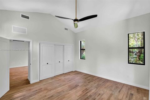 House in Miami, Florida 4 bedrooms, 250.28 sq.m. № 1880283 - photo 20