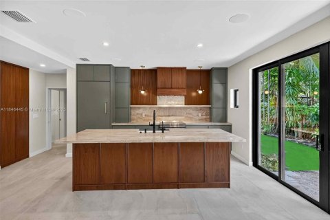 House in Miami, Florida 4 bedrooms, 250.28 sq.m. № 1880283 - photo 3