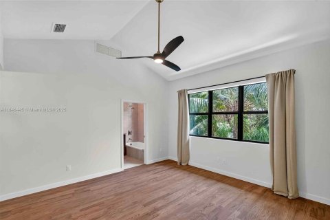 House in Miami, Florida 4 bedrooms, 250.28 sq.m. № 1880283 - photo 17