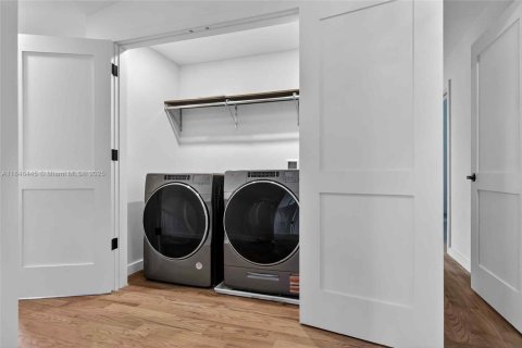 House in Miami, Florida 4 bedrooms, 250.28 sq.m. № 1880283 - photo 25