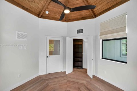 House in Miami, Florida 4 bedrooms, 250.28 sq.m. № 1880283 - photo 22