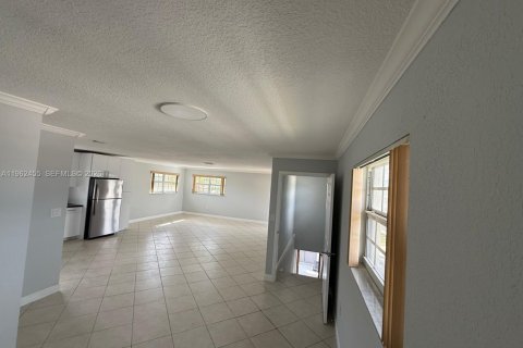 Снять в аренду виллу или дом в Хайалиа, Флорида 3 спальни, 166.3м2, № 2025013 - фото 2