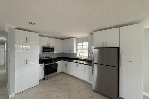 Снять в аренду виллу или дом в Хайалиа, Флорида 3 спальни, 166.3м2, № 2025013 - фото 3