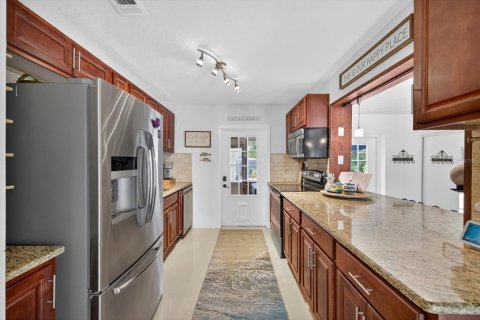 House in Saint Petersburg, Florida 3 bedrooms, 153.66 sq.m. № 1879429 - photo 11