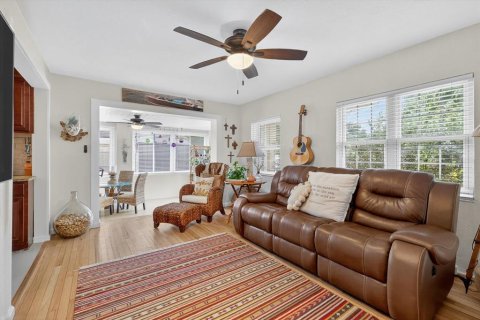 House in Saint Petersburg, Florida 3 bedrooms, 153.66 sq.m. № 1879429 - photo 15