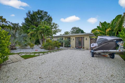 House in Saint Petersburg, Florida 3 bedrooms, 153.66 sq.m. № 1879429 - photo 2