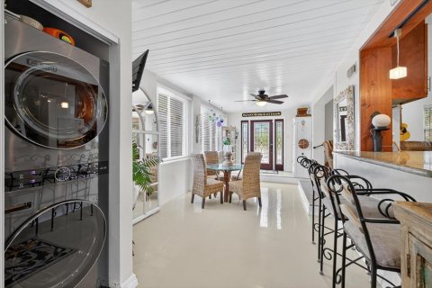 House in Saint Petersburg, Florida 3 bedrooms, 153.66 sq.m. № 1879429 - photo 9