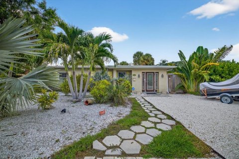 House in Saint Petersburg, Florida 3 bedrooms, 153.66 sq.m. № 1879429 - photo 1