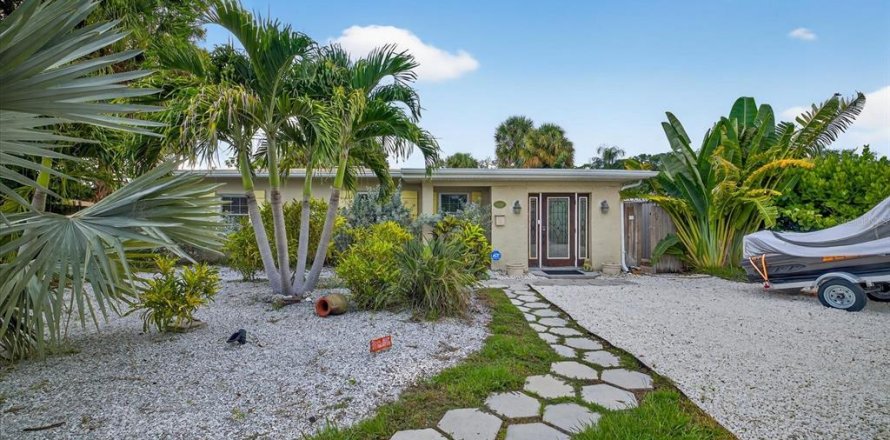 House in Saint Petersburg, Florida 3 bedrooms, 153.66 sq.m. № 1879429