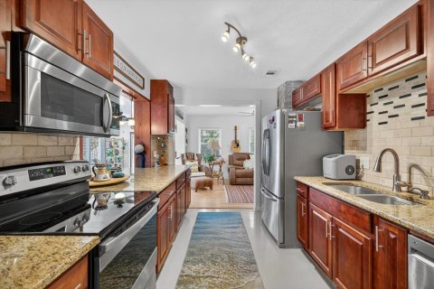 House in Saint Petersburg, Florida 3 bedrooms, 153.66 sq.m. № 1879429 - photo 12