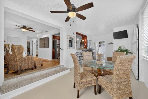 House in Saint Petersburg, Florida 3 bedrooms, 153.66 sq.m. № 1879429 - photo 8