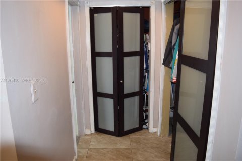 Casa en venta en Hollywood, Florida, 3 dormitorios, 199.46 m2 № 2078950 - foto 24