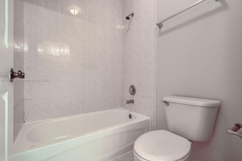 Townhouse in Miami, Florida 3 bedrooms, 144.83 sq.m. № 1665098 - photo 14