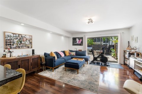Townhouse in Miami, Florida 2 bedrooms, 81.38 sq.m. № 1877989 - photo 1