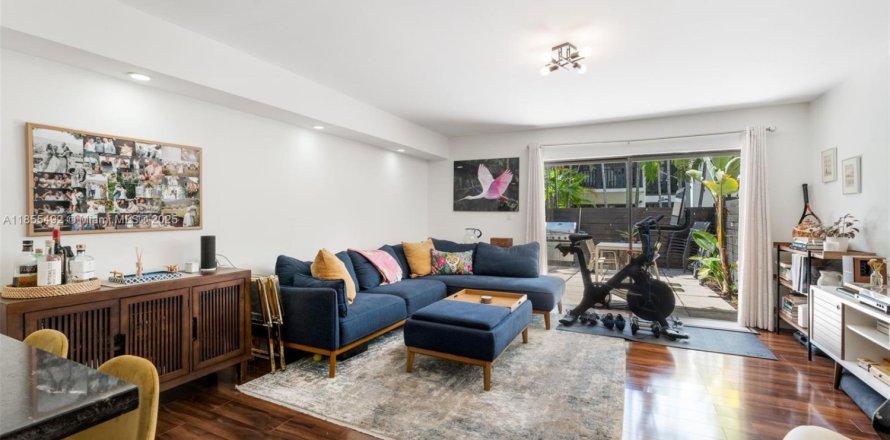 Townhouse in Miami, Florida 2 bedrooms, 81.38 sq.m. № 1877989