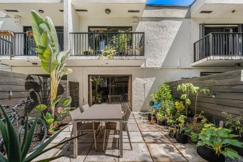 Townhouse in Miami, Florida 2 bedrooms, 81.38 sq.m. № 1877989 - photo 25
