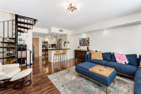 Townhouse in Miami, Florida 2 bedrooms, 81.38 sq.m. № 1877989 - photo 5