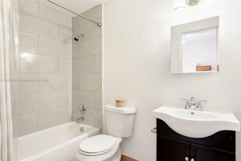 Townhouse in Miami, Florida 2 bedrooms, 81.38 sq.m. № 1877989 - photo 23