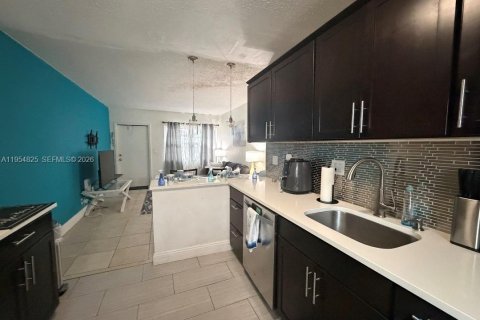 Condo in Oakland Park, Florida, 2 bedrooms  № 2010533 - photo 8