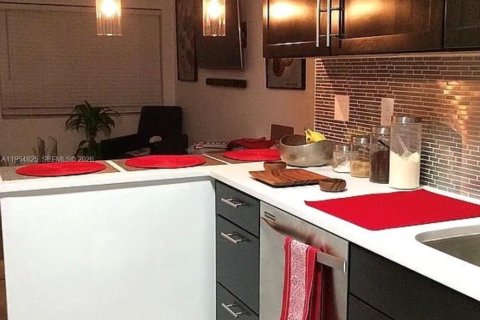 Condo in Oakland Park, Florida, 2 bedrooms  № 2010533 - photo 3