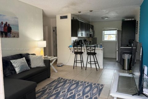 Condo in Oakland Park, Florida, 2 bedrooms  № 2010533 - photo 12