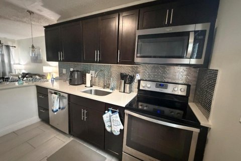 Condo in Oakland Park, Florida, 2 bedrooms  № 2010533 - photo 9