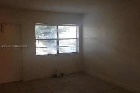 Condo in Oakland Park, Florida, 2 bedrooms  № 2010533 - photo 19