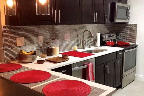 Condo in Oakland Park, Florida, 2 bedrooms  № 2010533 - photo 2