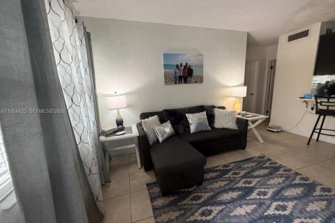 Condo in Oakland Park, Florida, 2 bedrooms  № 2010533 - photo 11