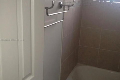 Condo in Oakland Park, Florida, 2 bedrooms  № 2010533 - photo 17