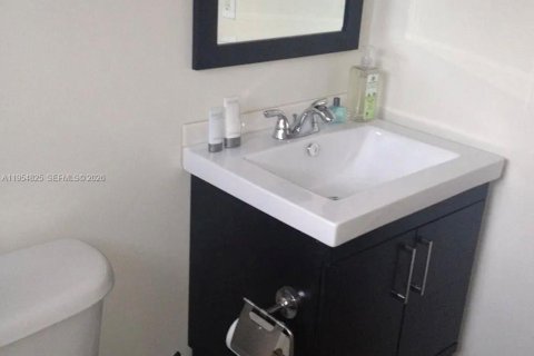 Condo in Oakland Park, Florida, 2 bedrooms  № 2010533 - photo 10