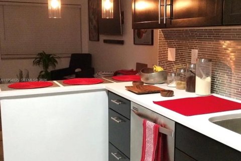 Condo in Oakland Park, Florida, 2 bedrooms  № 2010533 - photo 5