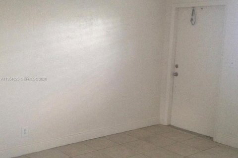 Condo in Oakland Park, Florida, 2 bedrooms  № 2010533 - photo 18