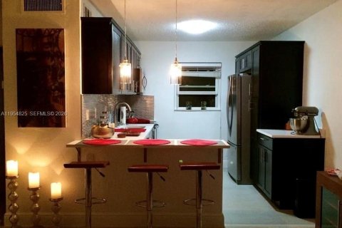 Condo in Oakland Park, Florida, 2 bedrooms  № 2010533 - photo 4