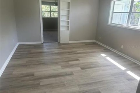 House in Tampa, Florida 4 bedrooms, 121.52 sq.m. № 2226074 - photo 18