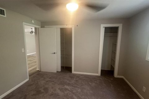 House in Tampa, Florida 4 bedrooms, 121.52 sq.m. № 2226074 - photo 9